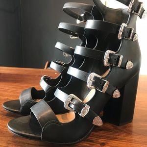 GLADIATOR BUCKLE STACKED HEEL